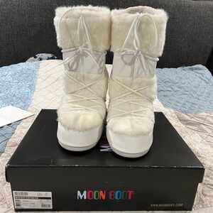 USED Moon boots wore once great condition! SKI BOOTS